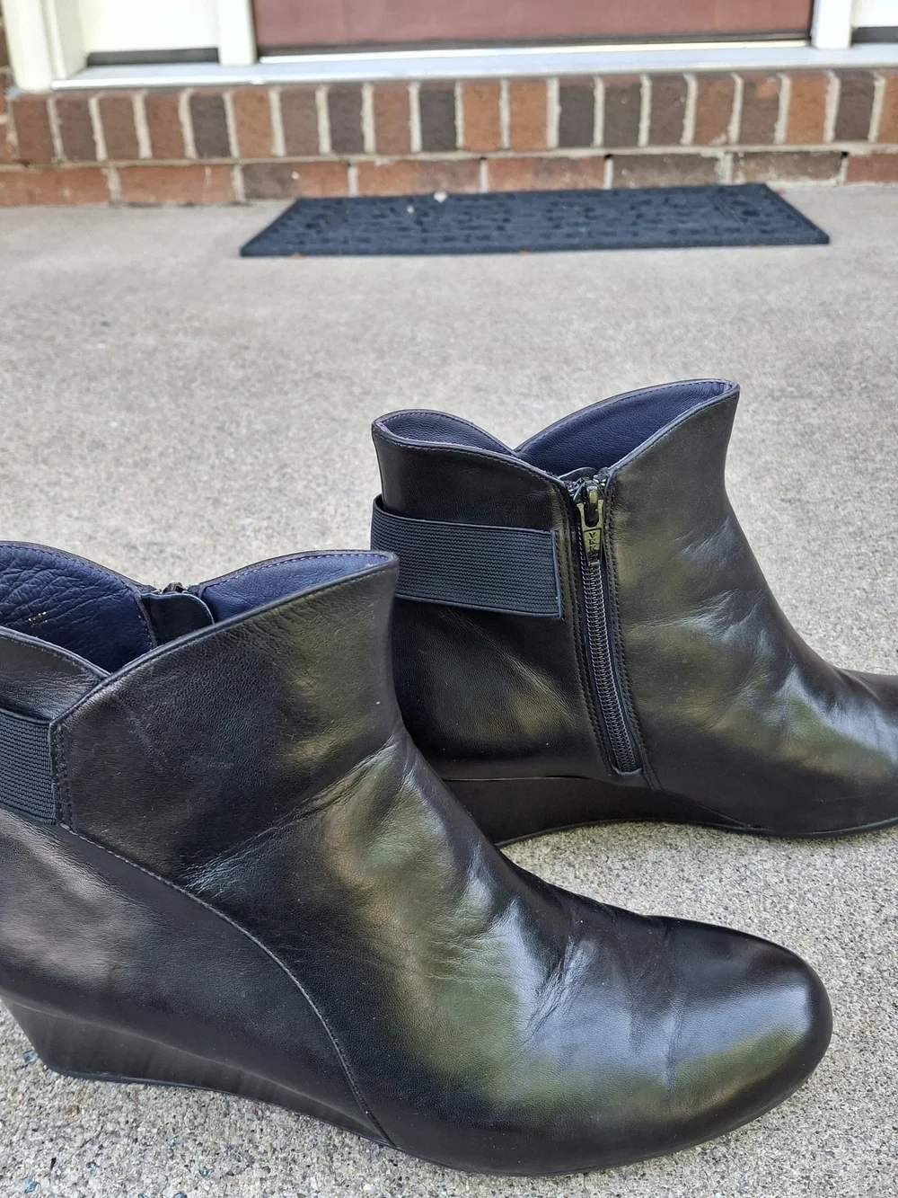 Van Eli Women's Black Leather Ankle Boots - Classic Zip Side Style, Size 9